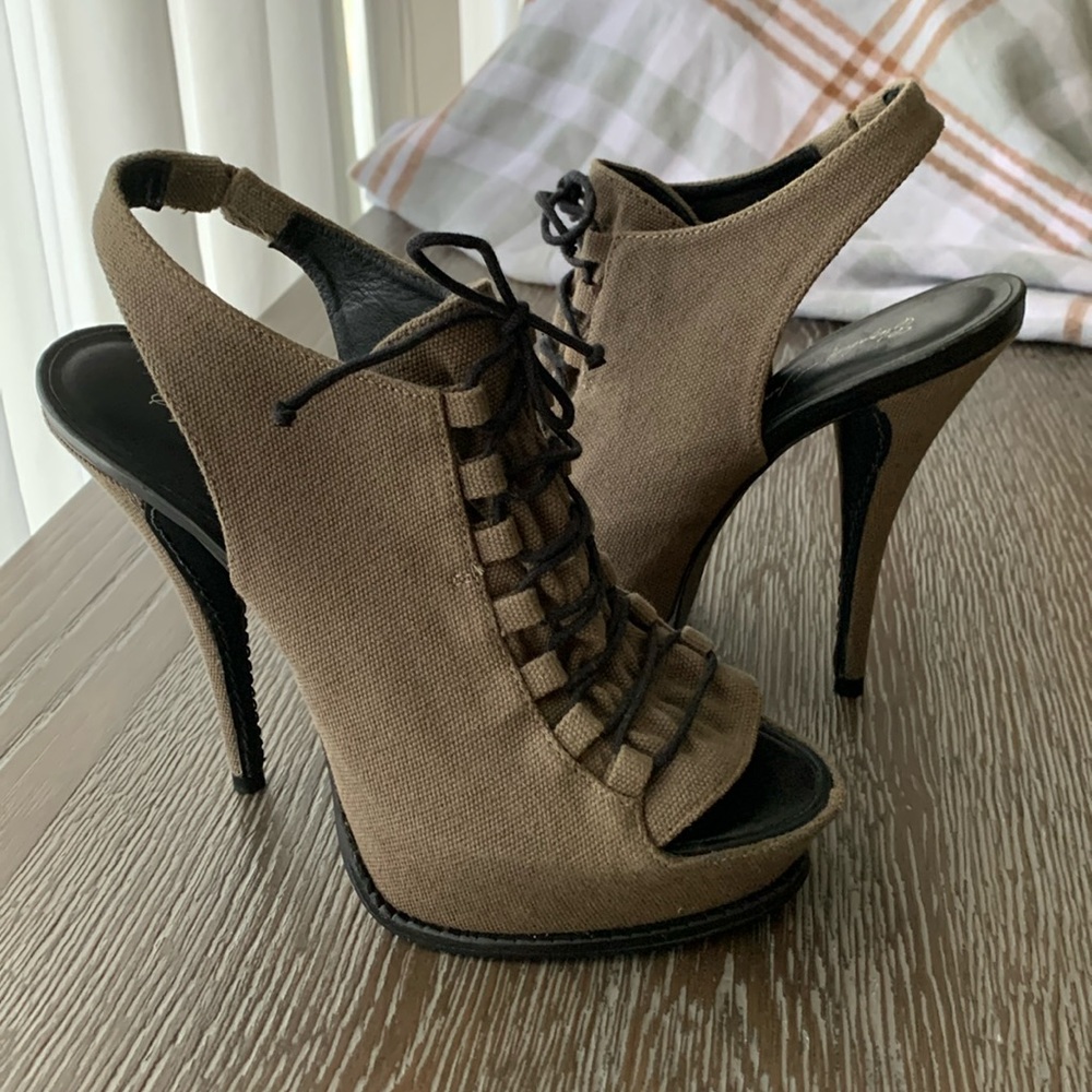 Stunning heels in an Army green like color